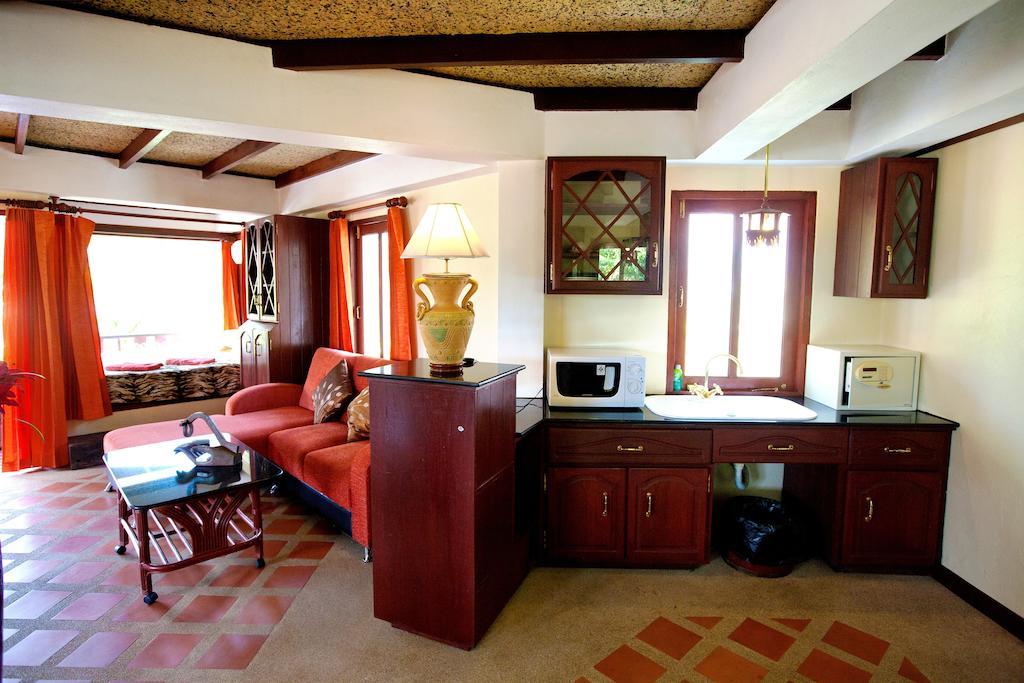 Coco Palace Resort Nai Harn Kamer foto