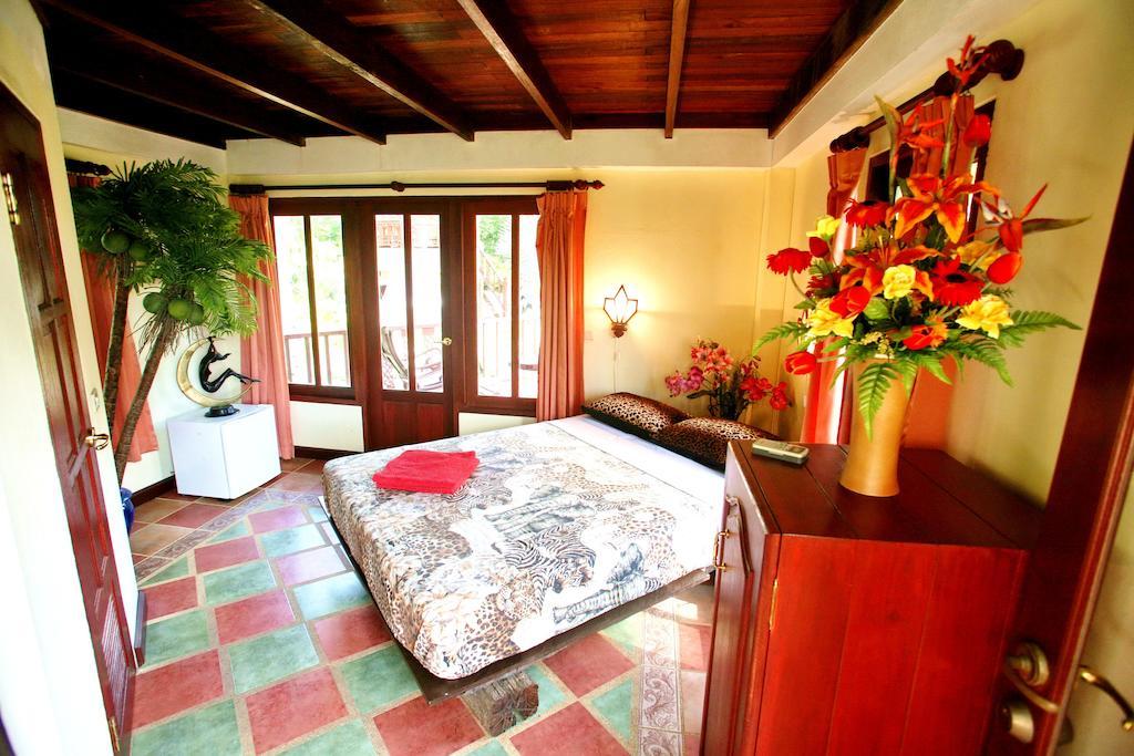 Coco Palace Resort Nai Harn Kamer foto