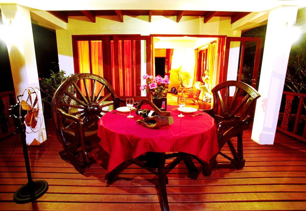 Coco Palace Resort Nai Harn Kamer foto