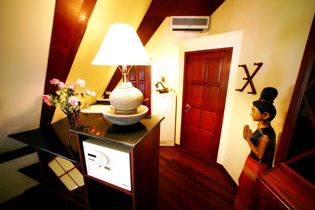 Coco Palace Resort Nai Harn Kamer foto