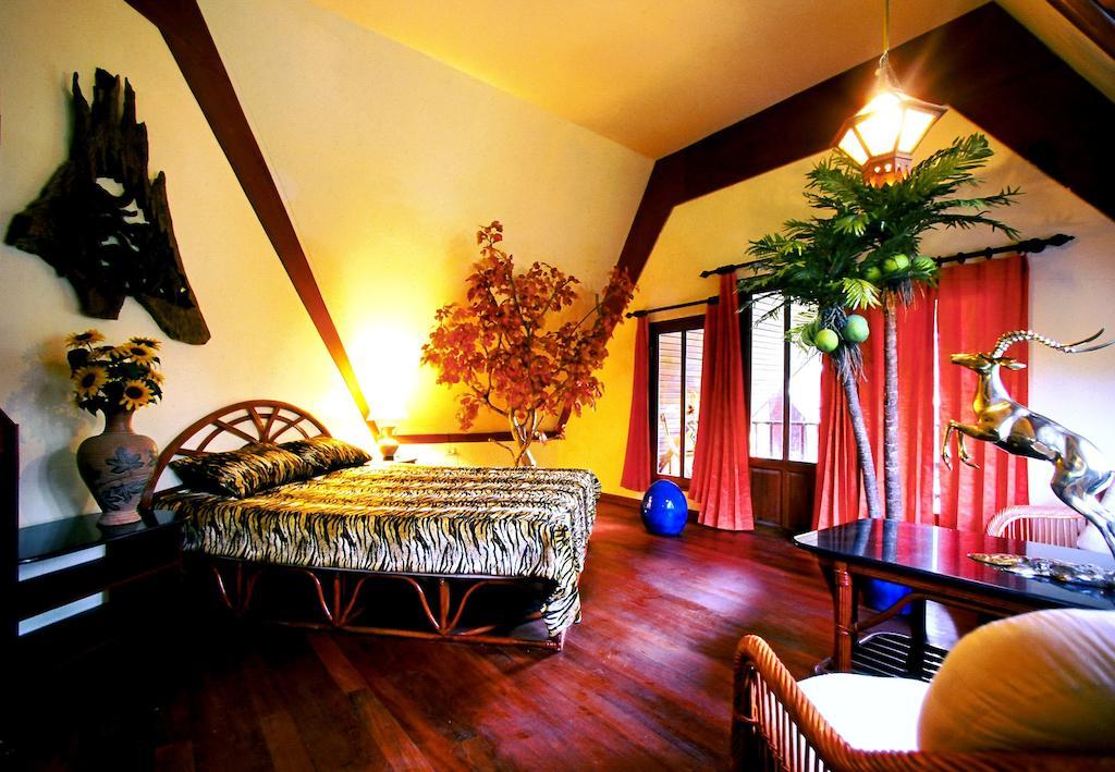 Coco Palace Resort Nai Harn Kamer foto